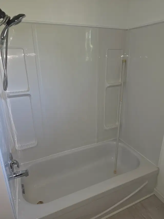 MAIN LEVEL OF HOUSE-Enfield, Elmsdale, Lantz area Utilites Incld