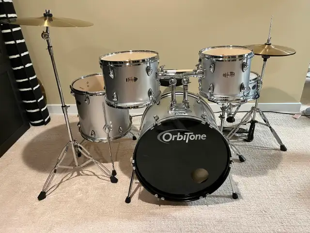Drum set - Excellent Condition!