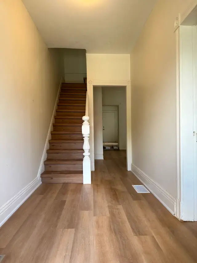 SPACIOUS 3 BDRM TOWNHOUSE – EDGE OF DOWNTOWN!
