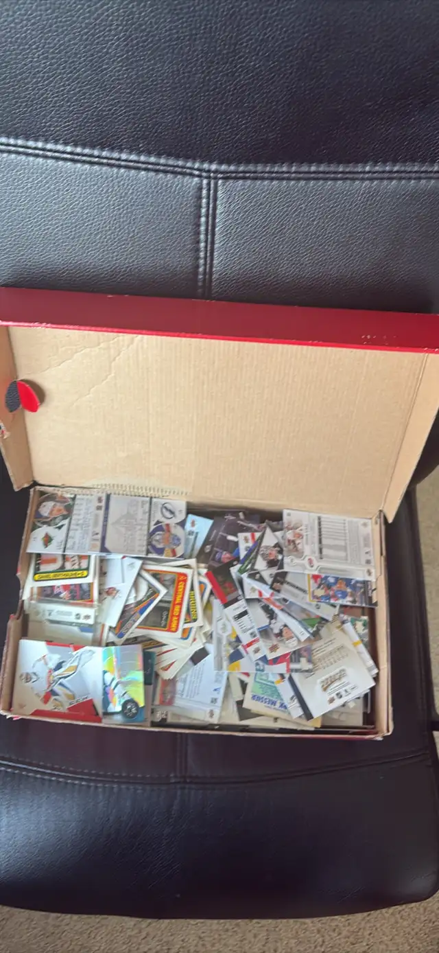 700 hockey cards (90's-2020 era)