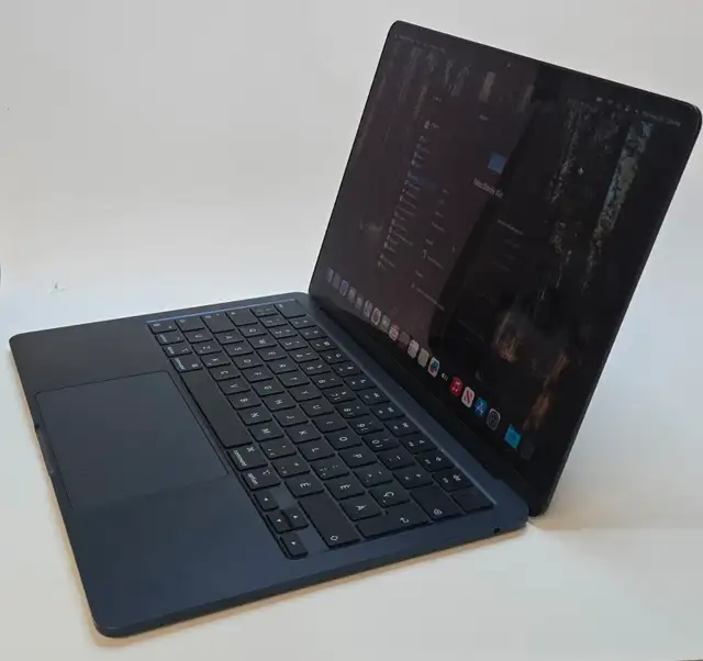 MacBook Air M2 (2022) – Excellent Condition