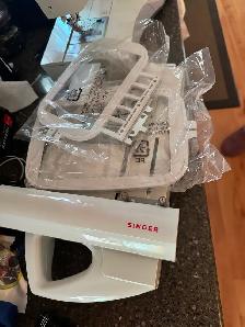 Singer sewing/embroidery machine - Photo 2