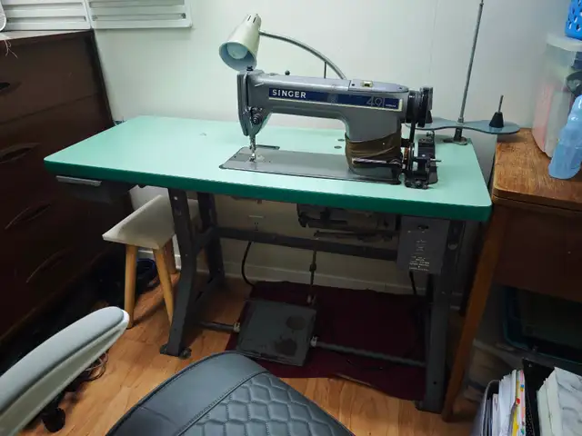 Machine à coudre industrielle Singer 491D200AA  point droit 500$