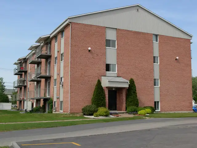 3 ½ situé au 2IÈME ÉTAGE /ASCENCEUR/ SECTEUR HÔPITAL
