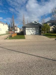 Room for rent in lovely home in Tuscany NW Calgary, Private - Photo 3
