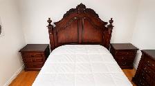 MOBILIER DE CHAMBRE EN MERISIER   MATELAS QUEEN