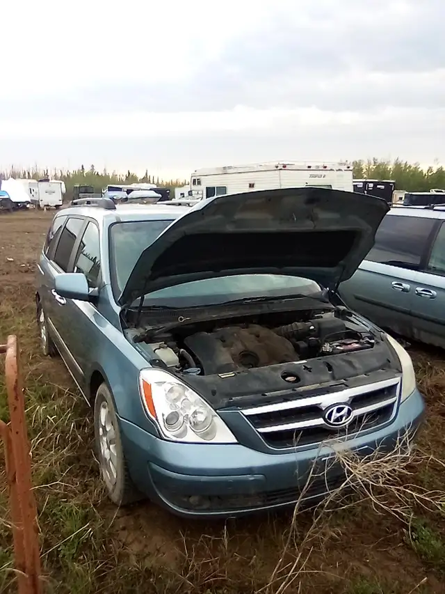 08 Hyundai minivan in good condition