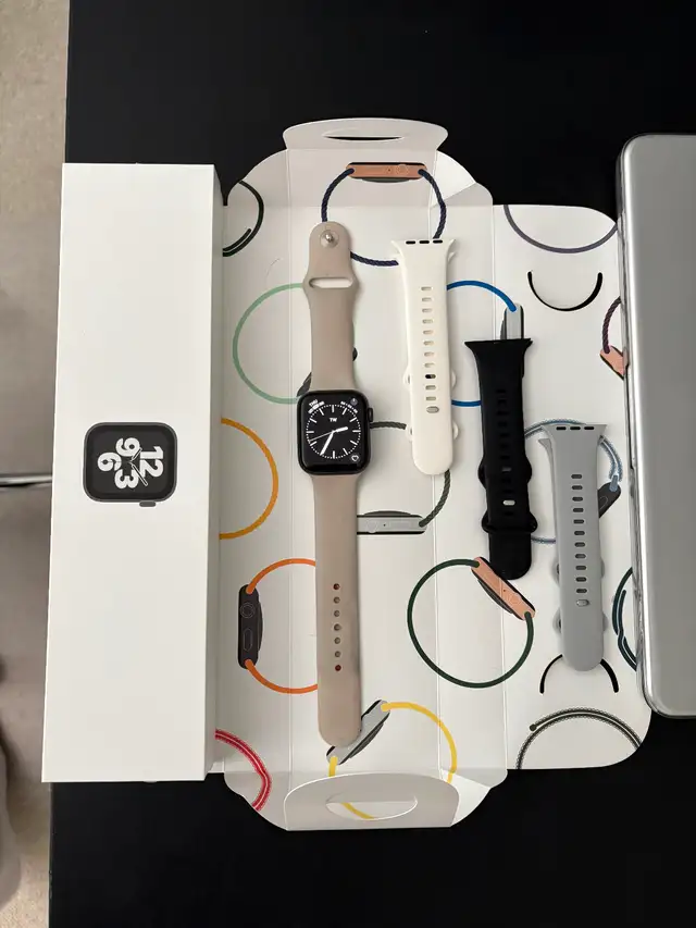 Apple Watch SE - 44mm (2nd Gen)