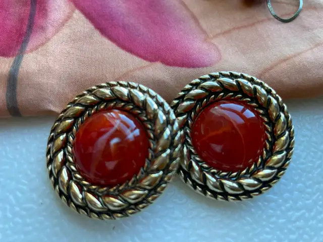 Batch of 12 Lovely vintage earrings, and one unique jewelry box