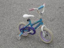 UP FOR SALE GIRL'S 12' HUFFY SEASTAR WITH TRAINING WHEELS BIKE! - Photo 2