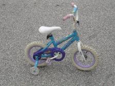 UP FOR SALE GIRL'S 12' HUFFY SEASTAR WITH TRAINING WHEELS BIKE! - Photo 4