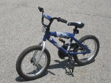 BOY'S LITTLE LEAF FAN ALMOST NEW 16' TORONTO MAPLE LEAF BIKE! - Photo 2