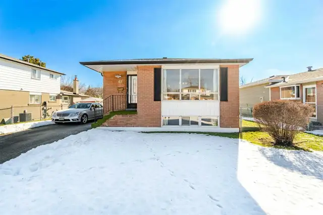 Detached 3 Bedroom 1 Washroom Home For Lease in Brampton