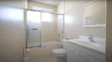 Detached 3 Bedroom 1 Washroom Home For Lease in Brampton - Photo 3