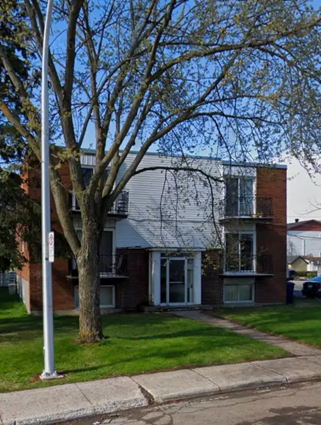 4 1/2 in nice neighbourhood near services