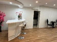 VERY BRIGHT ROOM NORTH UORK BATHURST AND STEELES NEAR BUS
