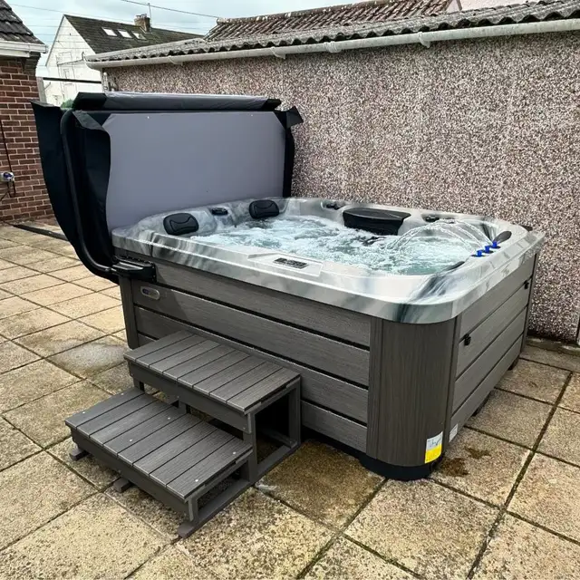 3 PUMP BENCH HOT TUB