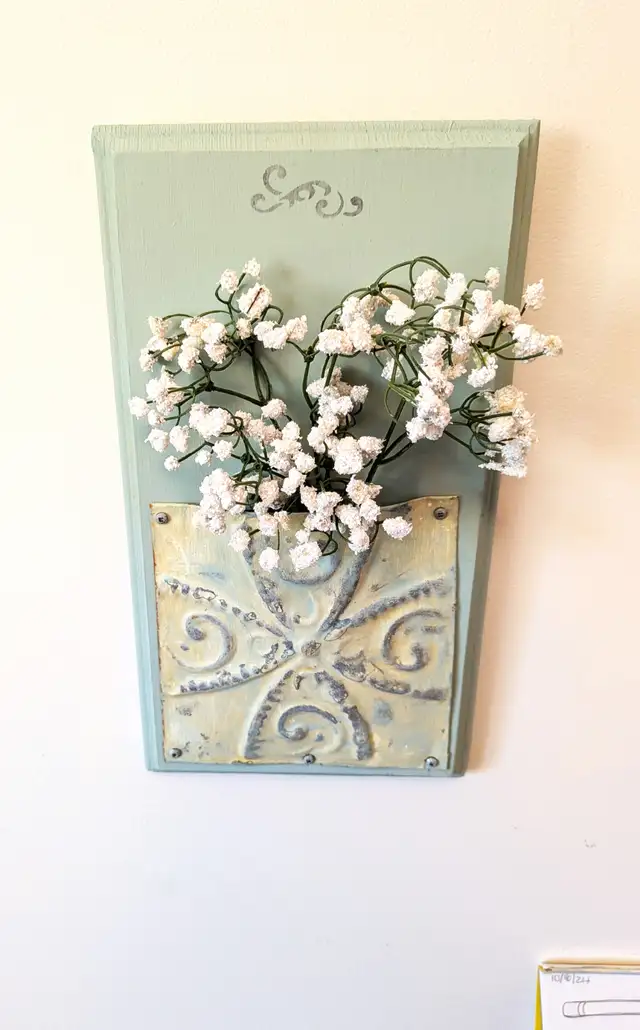 Wall rack in green, with rustic metal medallion