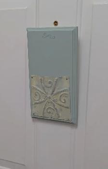 Wall rack in green, with rustic metal medallion - Photo 3