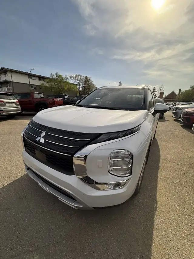 2024 Mitsubishi Outlander LE S-AWC Local Trade, Low Kilometer, 3