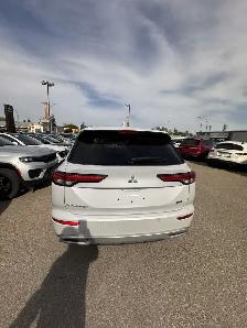 2024 Mitsubishi Outlander LE S-AWC Local Trade, Low Kilometer, 3 - Photo 2