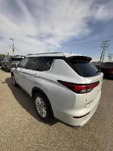 2024 Mitsubishi Outlander LE S-AWC Local Trade, Low Kilometer, 3 - Photo 4