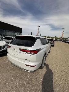 2024 Mitsubishi Outlander LE S-AWC Local Trade, Low Kilometer, 3 - Photo 7