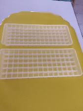 2 BACS NEUFS SILICONE À MINI-GLACONS $5.00 1 PRESSE-CITRON $5.00