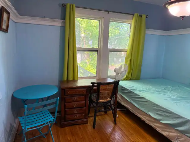 Walk to University ,  one room available for rent