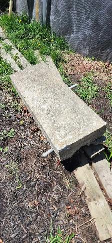gros bloc de béton à donner