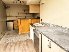 Bright and clean bedroom in Walk-out basement in SW - Photo 2