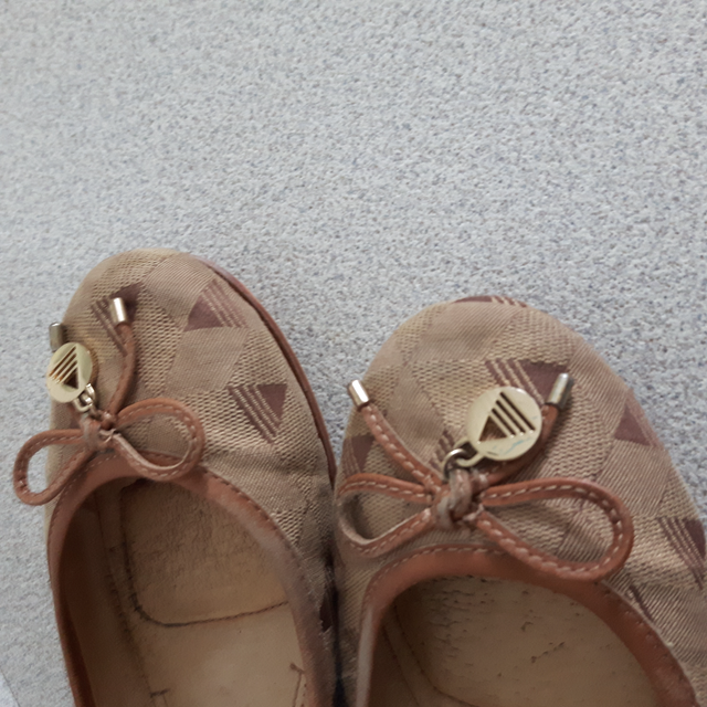SOULIERS BALLERINES ALDO GR 7.5 FEMME TRES CONFORTABLES: $10.00