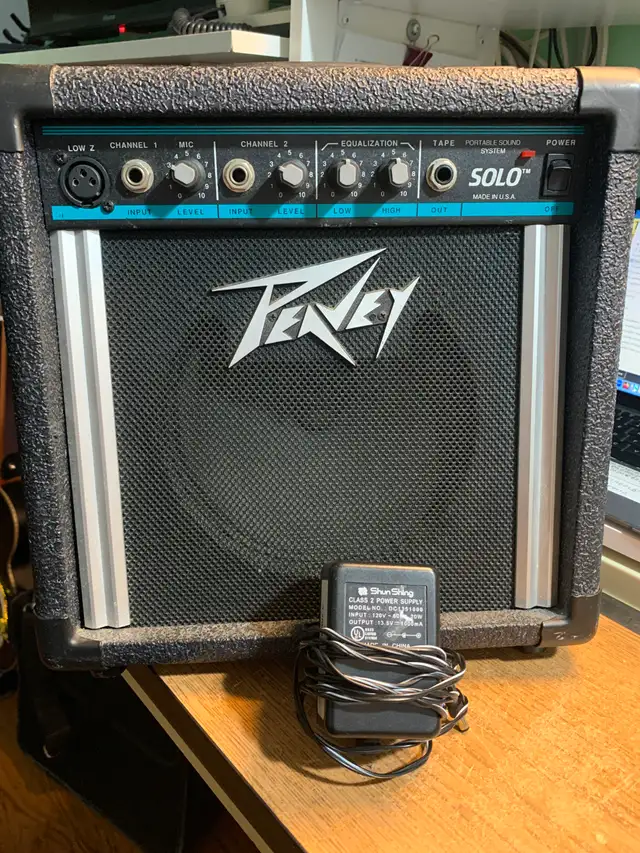 amplificateur guitare 10w, marque peavey , 12v dc , vient avec