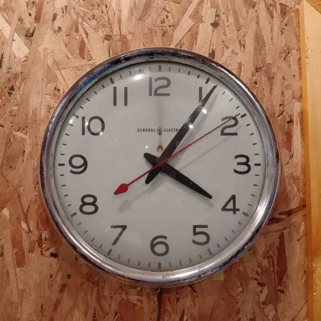 Horloge d'école électrique vintage