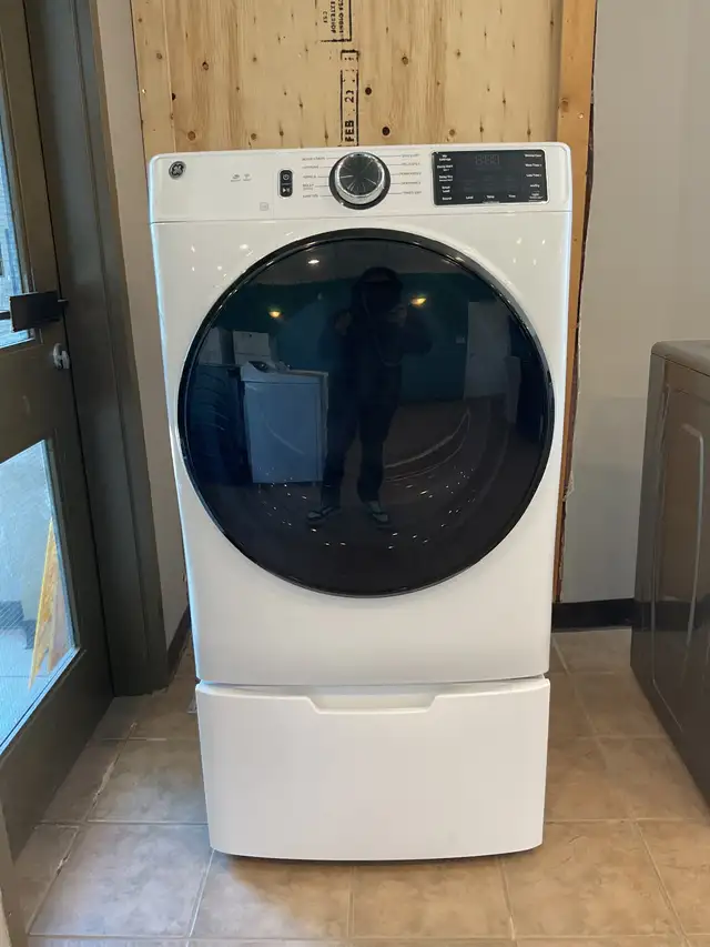 New GE Dryer With. Pedastal- Free Local Delivery & Haul Away