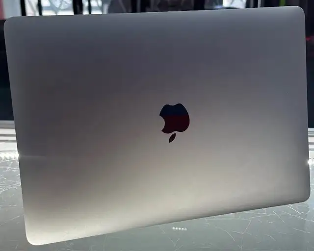 Apple MacBook pro i7 16 gb RAM 512 SSD