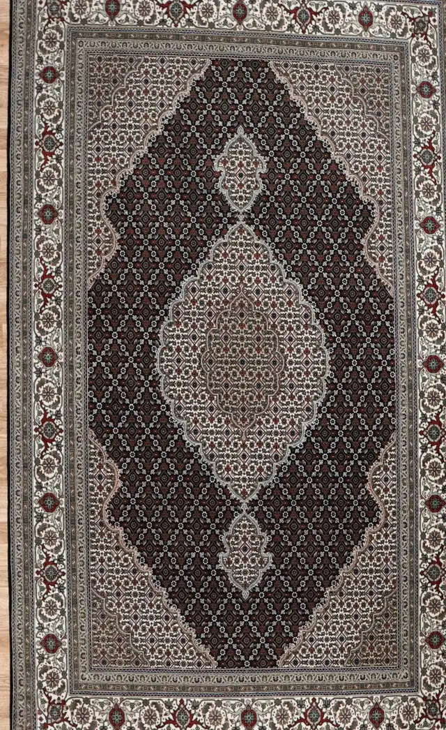 VERY CLASSY HANDKNOTTED PERSIAN TABRIZ WOOL RUG 5.5FT x 9.6FT