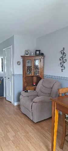 Power Recliner - Photo 2