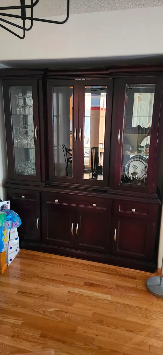 Excellent New Condition Solid Wood Hutch
