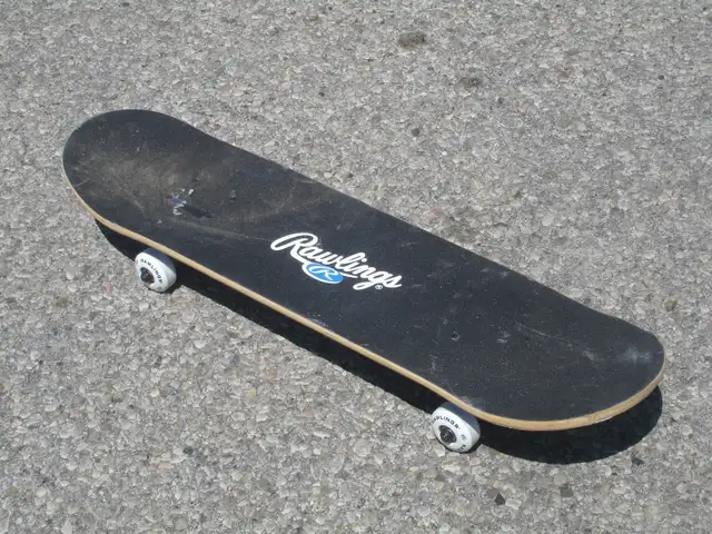 LIKE BRAND NEW 31' RAWLINGS SKATEBOARD TAKING FIRST $25.00 CASH!