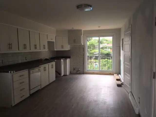 LACHINE UPPER DUPLEX. COMPLETELY RENOVATED. BACK YARD.