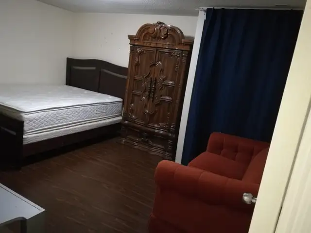 -= Large 4 bdrm apt with 2 full washroom & Parking =-