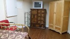 -= Large 4 bdrm apt with 2 full washroom & Parking =- - Photo 2