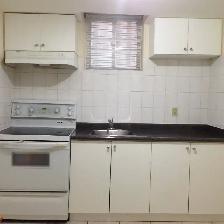 -= Large 4 bdrm apt with 2 full washroom & Parking =- - Photo 3