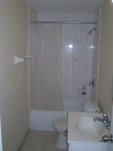 -= Large 4 bdrm apt with 2 full washroom & Parking =- - Photo 5