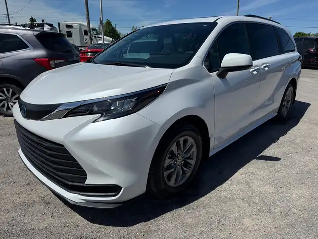 2025 Toyota Sienna Hybrid XLE 8 Passengers