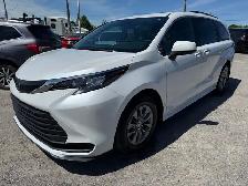 2025 Toyota Sienna Hybrid XLE 8 Passengers