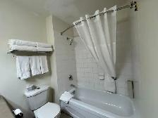 Affordable Weekly & Monthly Hotel Rooms – Clean & Comfortable - Photo 8