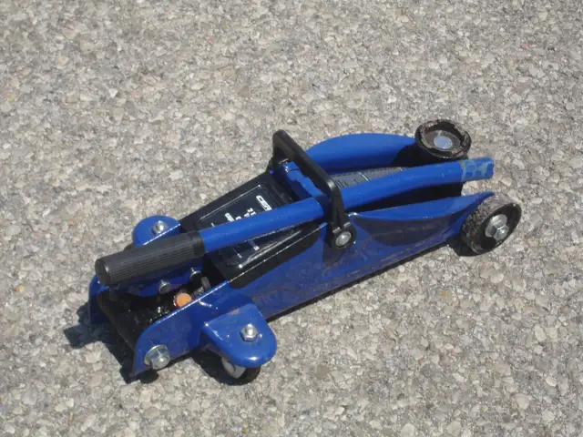 LIKE NEW CERTIFIED 2 TON CAPACITY TROLLY JACK FOR CARS OR SUV'S!