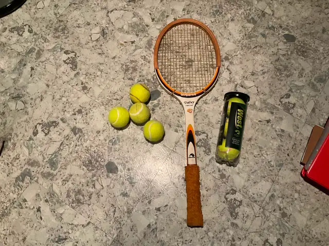 Raquette de tennis avec balles